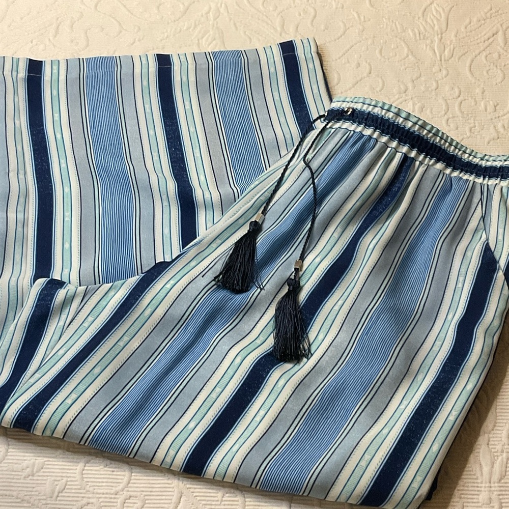 NY Collection Blue White Wide Leg Cropped Pants. Elastic waist. Pockets. Large